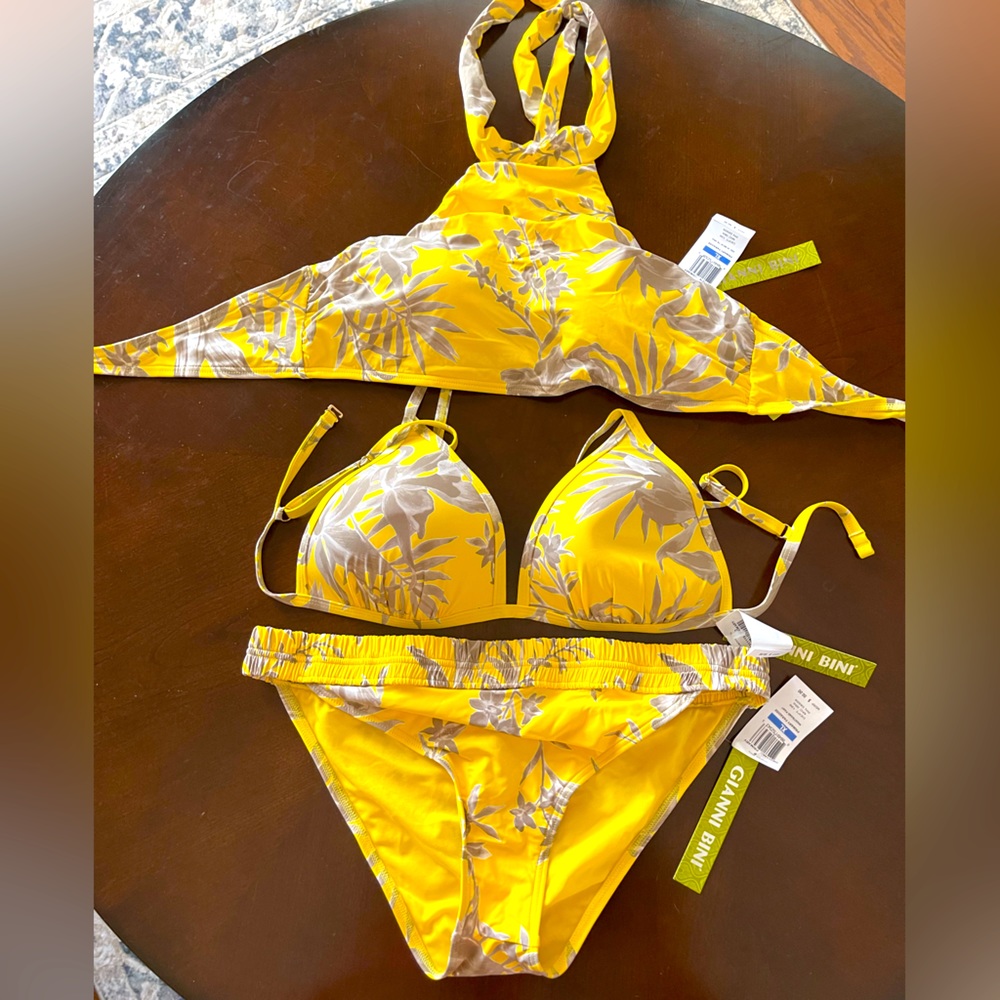 NWT Gianni Bini swimsuit with TWO Tops